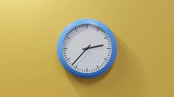 两点三十七分 橙色墙上的一个光滑的蓝色钟 时间是02 37或14 — 图库照片