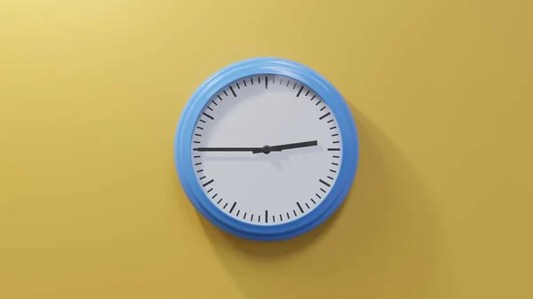 Glänzend Blaue Uhr Einer Orangefarbenen Wand Viertel Vor Drei Ist — Stockfoto