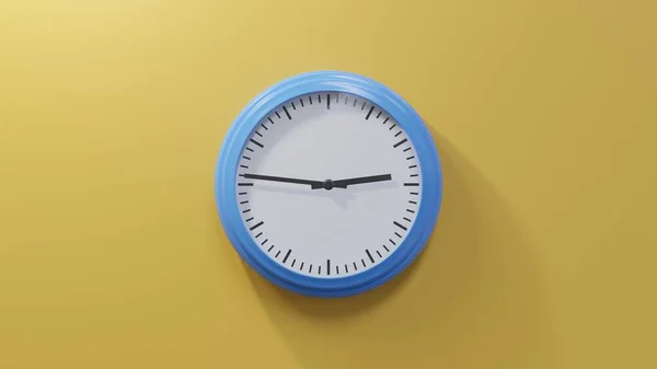 Błyszczący Niebieski Zegar Pomarańczowej Ścianie Cały Czas Lub — Zdjęcie stockowe