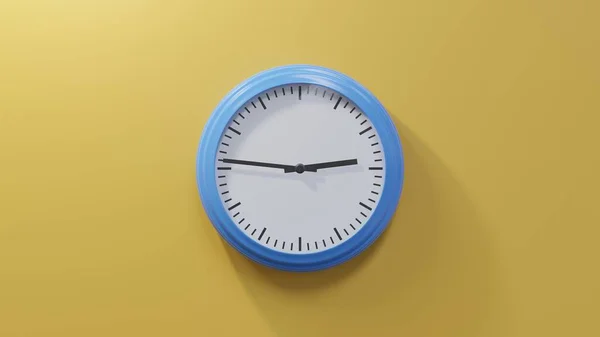 Glänzend Blaue Uhr Einer Orangefarbenen Wand Sechsundvierzig Nach Zwei Ist — Stockfoto