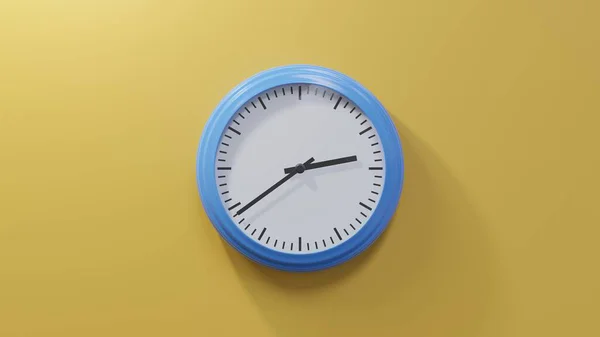 Glänzend Blaue Uhr Einer Orangefarbenen Wand Neununddreißig Nach Zwei Ist — Stockfoto