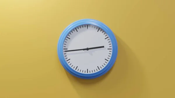 Glänzend Blaue Uhr Einer Orangefarbenen Wand Vierundvierzig Nach Zwei Ist — Stockfoto