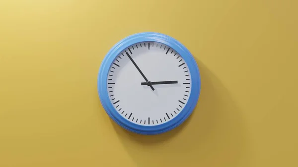 Glänzend Blaue Uhr Einer Orangefarbenen Wand Vierundfünfzig Nach Zwei Ist — Stockfoto