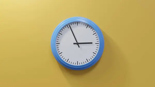 Horloge Bleue Brillante Sur Mur Orange Deux Heures Cinquante Six — Photo