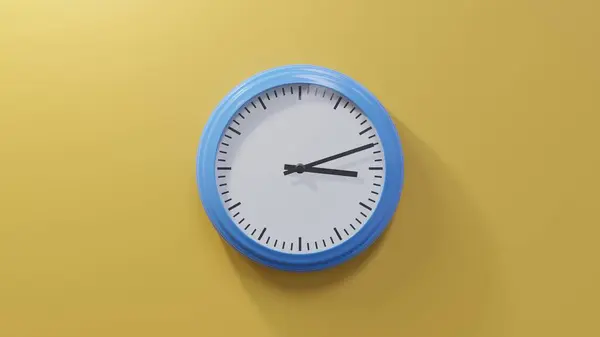 Glänzend Blaue Uhr Einer Orangefarbenen Wand Zwölf Nach Drei Ist — Stockfoto