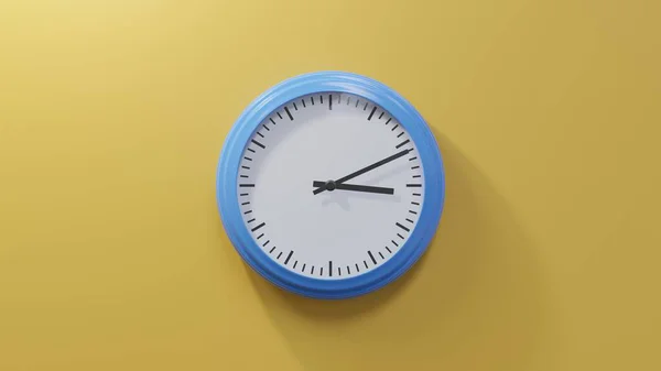 オレンジの壁に光沢のある青色の時計11過去3で 時間は3時11分または15時11分 — ストック写真