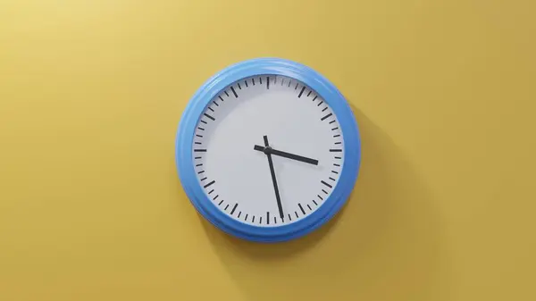 Glänzend Blaue Uhr Einer Orangefarbenen Wand Achtundzwanzig Nach Drei Ist — Stockfoto