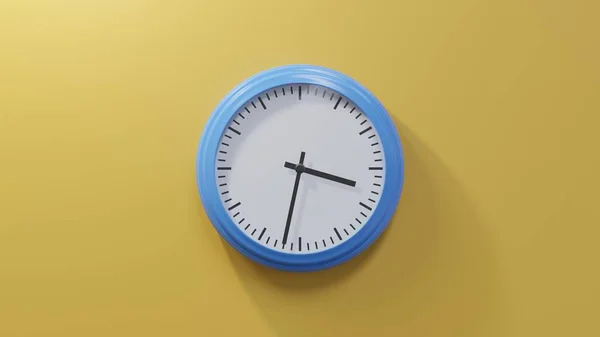 三点三十分 橙色墙上的一个光滑的蓝色钟 时间是03 32或15 — 图库照片