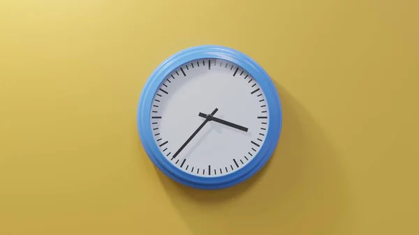 Блестящие Голубые Часы Оранжевой Стене Тридцать Семь Минут Третьего Время — стоковое фото