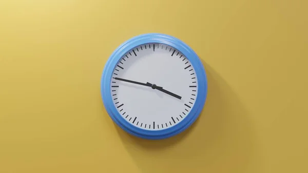 オレンジ色の壁に光沢のある青色の時計は 47過去3で 時間は3時47分または15時47分です — ストック写真