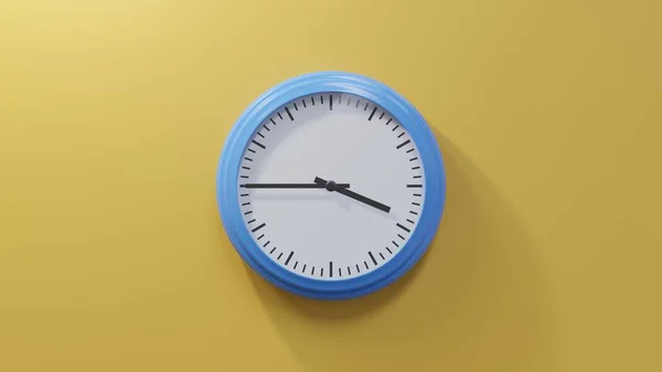 橙色墙上光滑的蓝色时钟在四点一刻 时间是03 45或15 — 图库照片