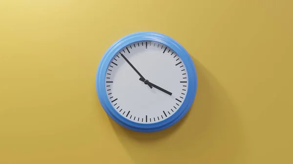 Üçü Elli Geçe Turuncu Bir Duvardaki Parlak Mavi Saat Saat — Stok fotoğraf