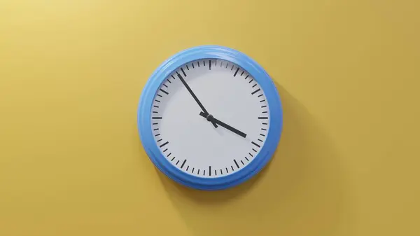 Glänzend Blaue Uhr Einer Orangefarbenen Wand Vierundfünfzig Nach Drei Ist — Stockfoto