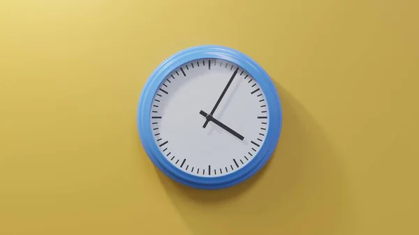 Glänzend Blaue Uhr Einer Orangefarbenen Wand Fünf Nach Vier Ist — Stockfoto