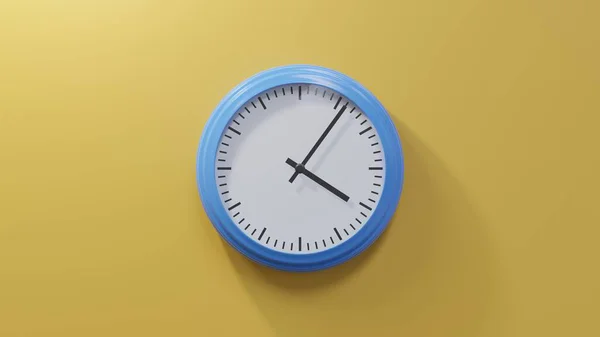 Блестящие Голубые Часы Оранжевой Стене Шесть Минут Пятого Время — стоковое фото