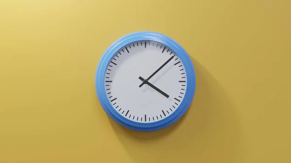 橙色墙上光滑的蓝钟在四点八分的时候时间是04 08或16 — 图库照片
