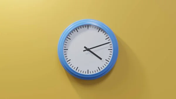 四点十二分的时候 橙色墙上的一个光滑的蓝色钟 时间是04 12或16 — 图库照片