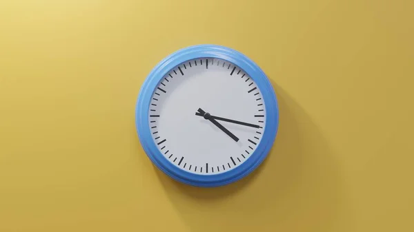 四点十七分的时候 橙色墙上的一个光滑的蓝色钟 时间是04 17或16 — 图库照片
