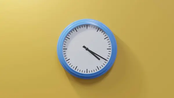 Glänzend Blaue Uhr Einer Orangefarbenen Wand Zwanzig Nach Vier Ist — Stockfoto