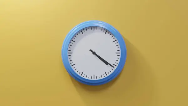Dördü Yirmi Bir Geçe Turuncu Bir Duvardaki Parlak Mavi Saat — Stok fotoğraf
