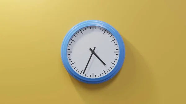 下午4点34分 橙色墙上的一个光滑的蓝色钟 时间是04 34或16 — 图库照片