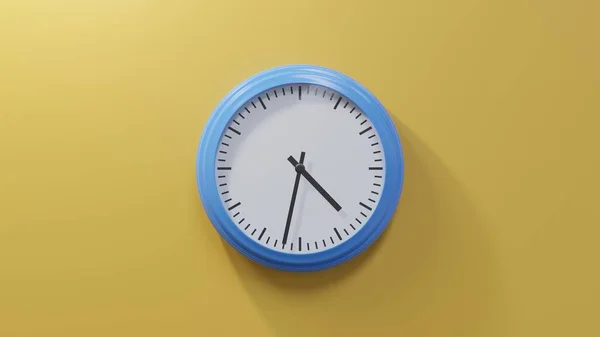 橙色墙上光滑的蓝色时钟在四点三十二分的时候 时间是04 32或16 — 图库照片