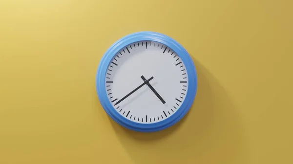 Glänzend Blaue Uhr Einer Orangefarbenen Wand Neununddreißig Nach Vier Ist — Stockfoto