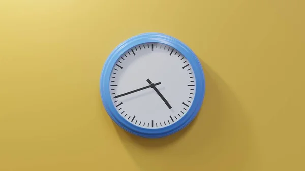 Glänzend Blaue Uhr Einer Orangefarbenen Wand Zweiundvierzig Nach Vier Ist — Stockfoto