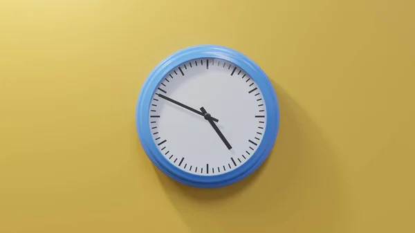四点四十九分 橙色墙上的一个光滑的蓝色钟 时间是04 49或16 — 图库照片
