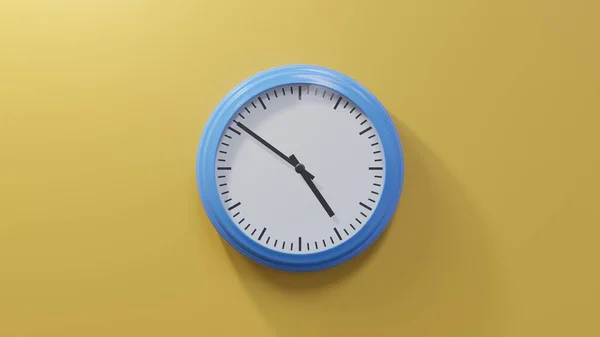 Reloj Azul Brillante Una Pared Naranja Las Cuatro Cincuenta Hora — Foto de Stock