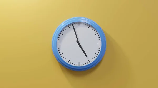 Блестящие Голубые Часы Оранжевой Стене Пятьдесят Семь Минут Пятого Время — стоковое фото