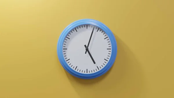 五点三十分 橙色墙上的一个光滑的蓝色钟表 时间是05 03或17 — 图库照片