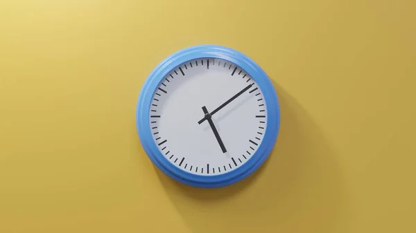 早上5点9分 橙色墙上的一个光滑的蓝色钟 时间是05 09或17 — 图库照片