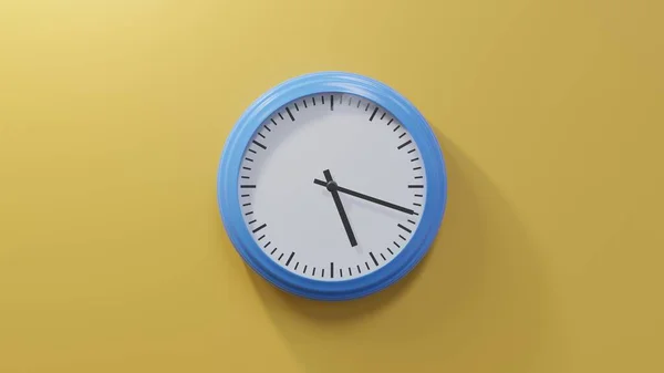 下午5点18分 橙色墙上光滑的蓝色时钟 时间是05 18或17 — 图库照片