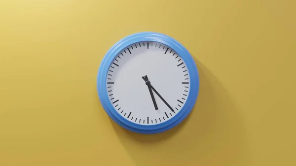 Glänzend Blaue Uhr Einer Orangefarbenen Wand Dreiundzwanzig Nach Fünf Ist — Stockfoto