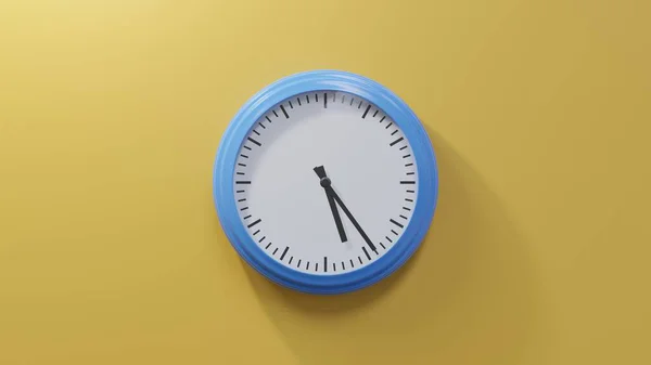 Horloge Bleue Brillante Sur Mur Orange Cinq Heures Vingt Quatre — Photo