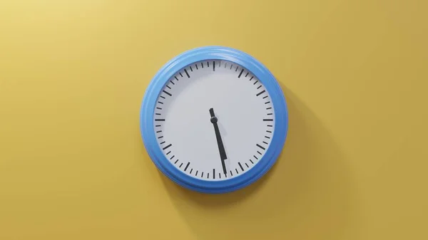 Блестящие Голубые Часы Оранжевой Стене Двадцать Восемь Минут Пятого Время — стоковое фото