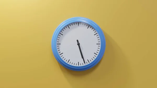 Glänzend Blaue Uhr Einer Orangefarbenen Wand Siebenundzwanzig Nach Fünf Ist — Stockfoto