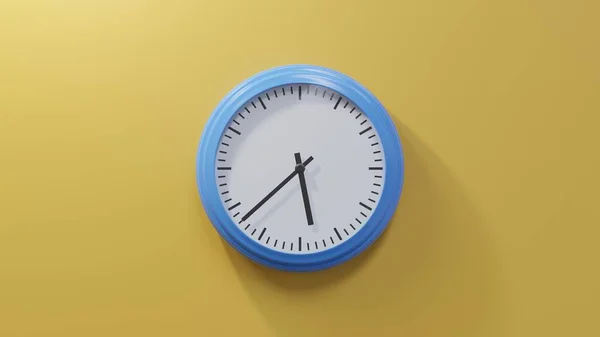 橙色墙上光滑的蓝色时钟在五点三十八分的时候时间是05 38或17 — 图库照片
