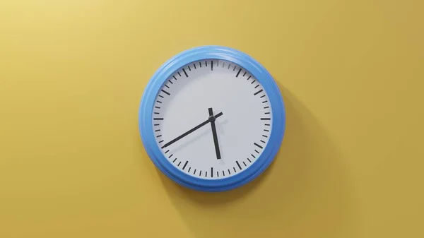橙色墙上的一个光滑的蓝色钟在26点到6点 时间是05 40或17 — 图库照片