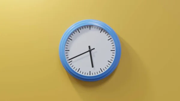 Reloj Azul Brillante Una Pared Naranja Las Cinco Cuarenta Hora — Foto de Stock