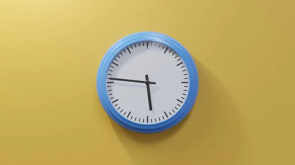 Glänzend Blaue Uhr Einer Orangefarbenen Wand Sechsundvierzig Nach Fünf Ist — Stockfoto