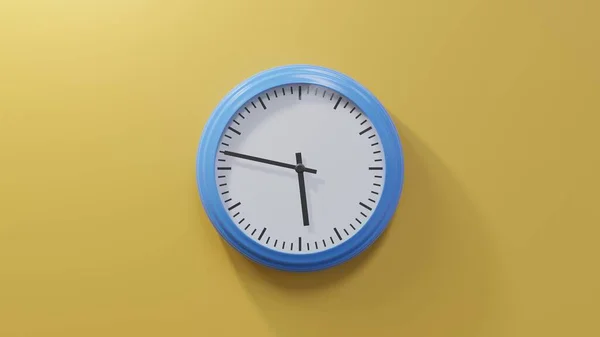 Reloj Azul Brillante Una Pared Naranja Las Cuarenta Siete Cinco — Foto de Stock