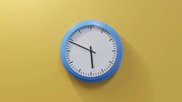 Reloj Azul Brillante Una Pared Naranja Las Cuarenta Nueve Cinco — Foto de Stock