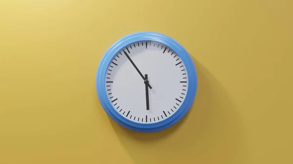 Glänzend Blaue Uhr Einer Orangefarbenen Wand Vierundfünfzig Nach Fünf Ist — Stockfoto