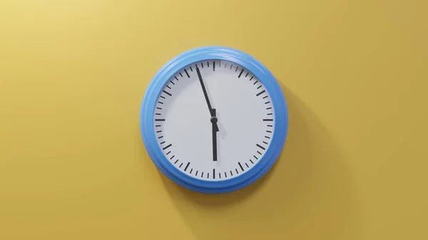 下午5点57分 橙色墙上的一个光滑的蓝色钟 时间是05 57或17 — 图库照片