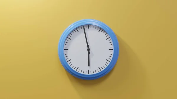 橙色墙上光滑的蓝色时钟在五点五十八分的时候 时间是05 58或17 — 图库照片