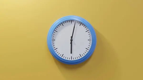 Glänzend Blaue Uhr Einer Orangefarbenen Wand Zwei Nach Sechs Ist — Stockfoto