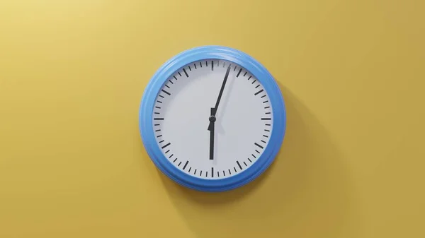 Glänzend Blaue Uhr Einer Orangefarbenen Wand Drei Nach Sechs Ist — Stockfoto