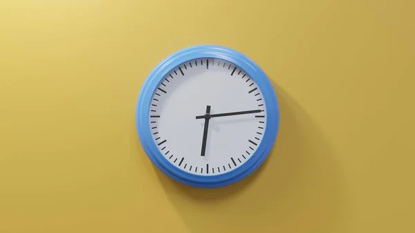 六点十四分 橙色墙上的一个光滑的蓝色钟 时间是06 14或18 — 图库照片